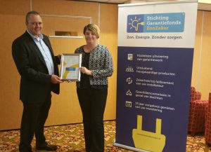 Christel Mourik, wethouder Economie Nissewaard, ontvangt het eerste ZonZeker certificaat uit handen van bestuursvoorzitter Paul Imholz