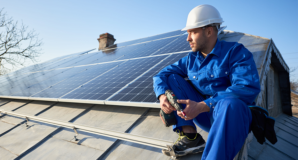 zonnepanelen op dak met monteur