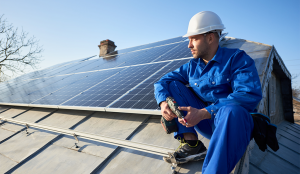 zonnepanelen op dak met monteur