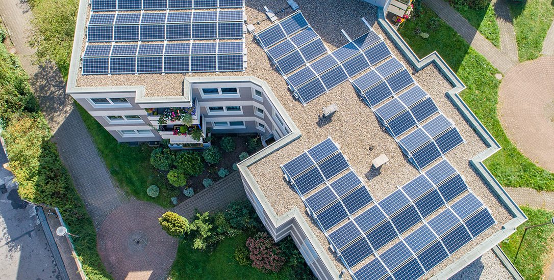 Zonnepanelen plat dak tips Stichting Garantiefonds ZonZeker