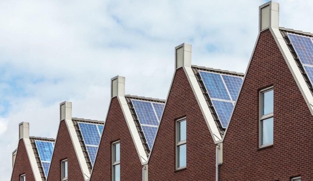 zonnepanelen op dak rijtjeshuis