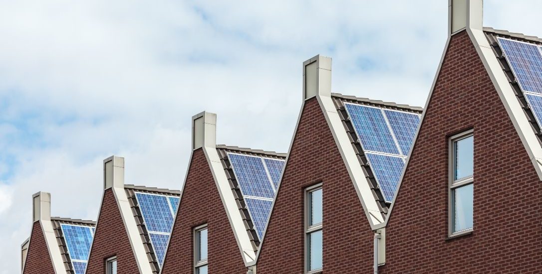 zonnepanelen op dak rijtjeshuis