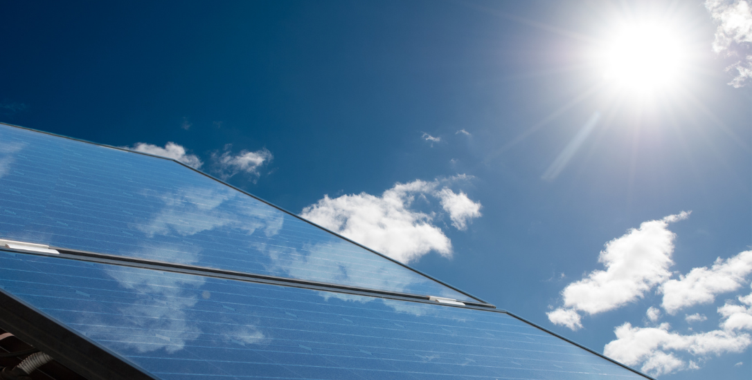 zonnepanelen op dak met zon