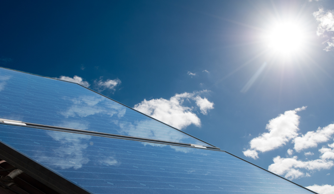 zonnepanelen op dak met zon