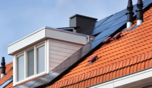 zonnepanelen monitoren op dak met dakkapel